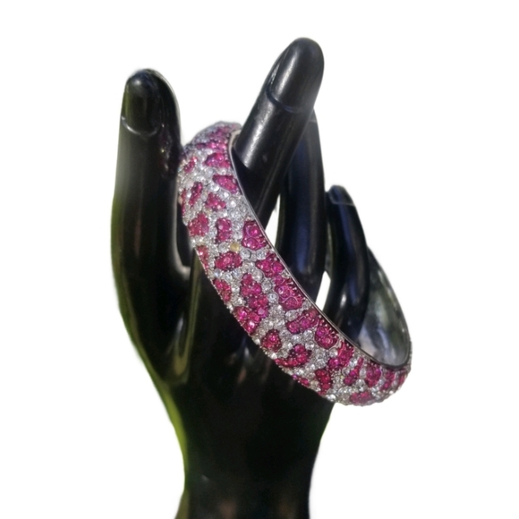 SILVERTONE ANIMAL PRINT PINK & WHITE RHINESTONE BANGLE BRACELET - Picture 1 of 4